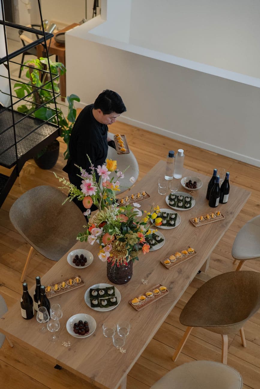 Un chef dresse une grande table