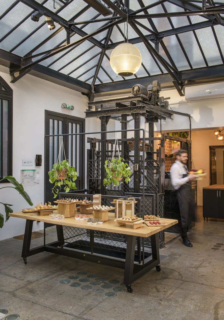 Buffet dressé sous une verrière